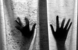 बच्ची को सेब खिला 54 साल का बुजुर्ग कर रहा था रेप, मां ने रंगेहाथ धर लिया