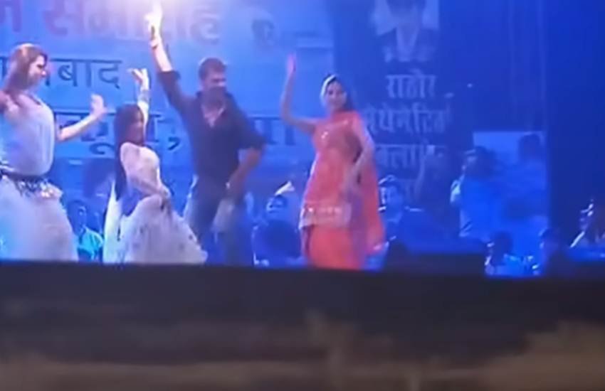 सपना चौधरी और खेसारी लाल यादव।