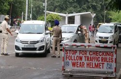 Traffic Rules: एक महीने से घर में खड़ी है कार लेकिन ट्रैफिक पुलिस ने काट दिया 15 बार चालान, यह था मामला