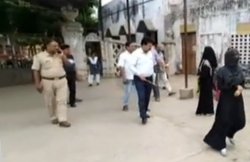 VIDEO: बुर्का पहन कॉलेज आई लड़कियां तो छड़ी से डराकर भगाने लगे प्रिंसिपल, मचा बवाल