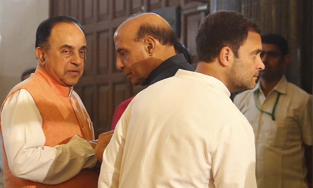 स्वामी ने अपनी किताब में लिखा है कि राजनीतिक तौर पर मुखर मोदी को अर्थव्यवस्था जैसे जटिल विषय पर अनिर्वाचित राजनीतिक सलाहकार और सहयोगियों पर निर्भर रहना पड़ता है। (फोटो-PTI)