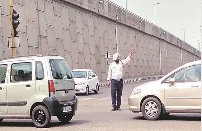 Traffic Rules तो तोड़ा तो फिर ना कहणा, मंहगा बड़ा चालान हो गया.. Chandigarh Police के ASI का वीडियो सॉन्ग हुआ VIRAL