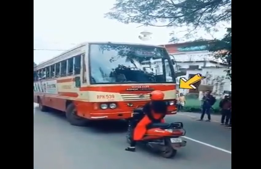 गलत लेन में आई बस तो सामने खड़ी हो गई महिला 
फोटो सोर्स- @TheGhostRider31