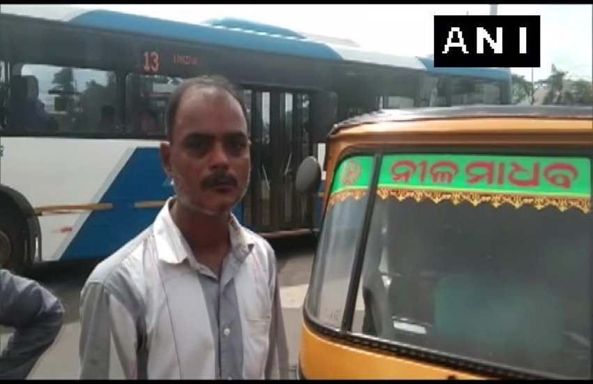 ऑटो ड्राइवर पर लगा 47,500 रुपए का जुर्माना 
फोटो सोर्स- एएनआई 

