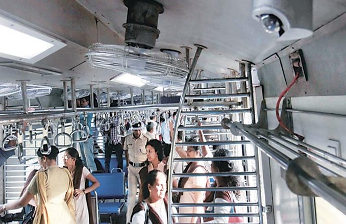 दिल्ली-फैजाबाद Express के AC कोच में 8 घंटे तक युवती से होती रही छेड़छाड़, न RPF ने की गश्त, TTE भी नहीं दिखा