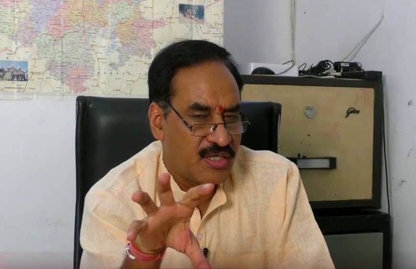 विनोद बंसल और मुस्लिम पर्सनल लॉ बोर्ड के प्रवक्ता आपस में भिड़ गए।