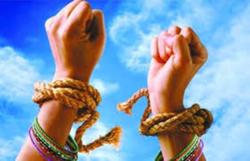 हिंदी फिल्मों में इन दिनों प्रचुर मात्रा में औरतों के मुंह से गालियां दिलवाई जा रहीं।