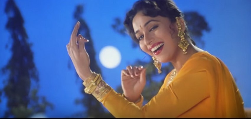 हम आपके हैं कौन: इस फिल्म में करवा चौथ के उस सीक्वेंस को लोग आज भी याद करते हैं। फिल्म जब रिलीज हुई थी तब इसने कमाई के ढेरों रिकॉर्ड तोड़ डाले थे।