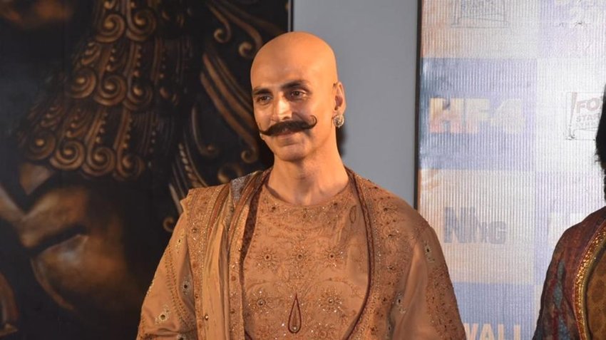 बॉलीवुड एक्टर्स अपने किरदार के डिमांड के हिसाब से ना सिर्फ अपनी एक्टिंग में बदलाव करते हैं बल्कि वह लुक्स के साथ भी प्रयोग करते रहते हैं। अगर रोल की डिमांड है कि बाल लंबे रहें तो एक्टर्स बाल बढ़ा लेते हैं और अगर गंजा होना है तो उससे भी परहेज नहीं करते। अक्षय कुमार ने अपनी फिल्म हाउसफुल 4 के लिए अपने बालों को मुंडवा लिया है। इससे पहले भी कई सुपरस्टार्स ने किरदार की डिमांड को देखते हुए बाल्ड लुक अपनाया। एक मजेदार बात ये है कि जब भी सुपरस्टार्स बिना बालों के पर्दे पर आए तो हर बार फिल्म बॉक्सऑफिस पर सुपरहिट रही। आइए डालते हैं ऐसे ही कुछ एक्टर्स और फिल्मों पर एक नजर(All Pics: Youtube):