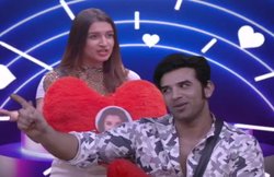 Bigg Boss 13, 01 October 2019 Episode Updates: पारस है BB13 के सुपर लवर, पर बिग बॉस की एक चाल से बन गए सबके दुश्मन
