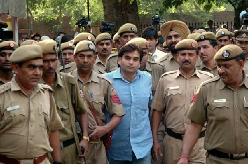 यूपी के बाहुबली सांसद रह चुके डीपी यादव के बेटे का नाम विकास यादव है। विकास यादव इन दिनों तिहाड़ जेल में बंद है। विकास अपनी बहन के प्रेमी नीतीश कटारा की हत्या का दोषी है।(Photo: Indian Express)