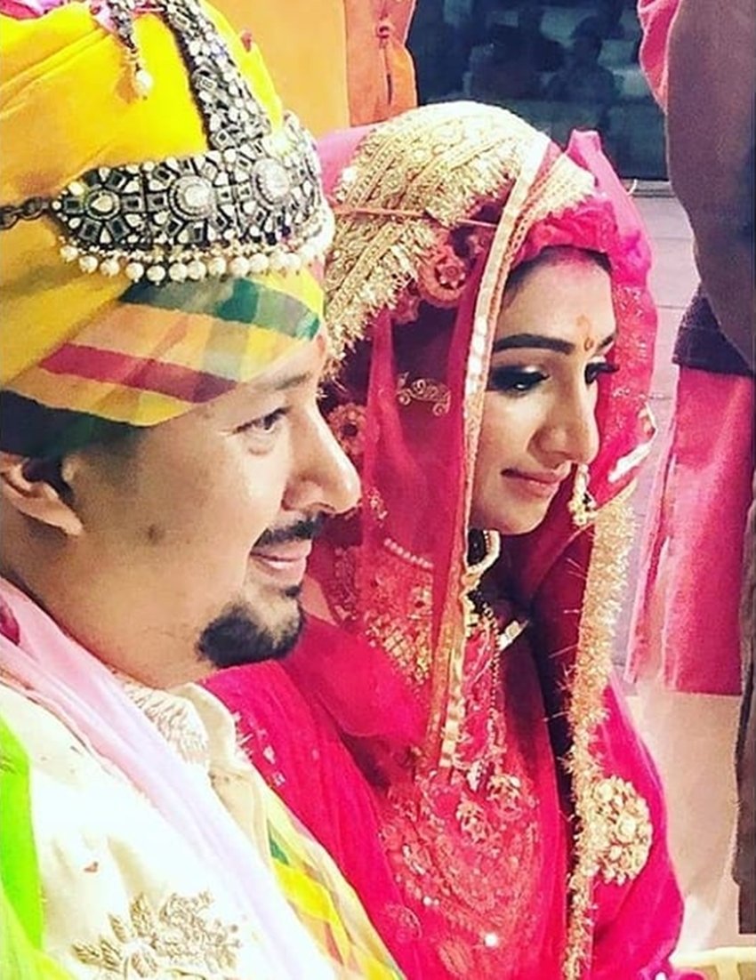 शादी के जोड़े में मोहिना बिल्कुल राजकुमारी की तरह लग रही थीं। फैंस को मोहिना का ये शाही लुक काफी पसंद आ रहा है।