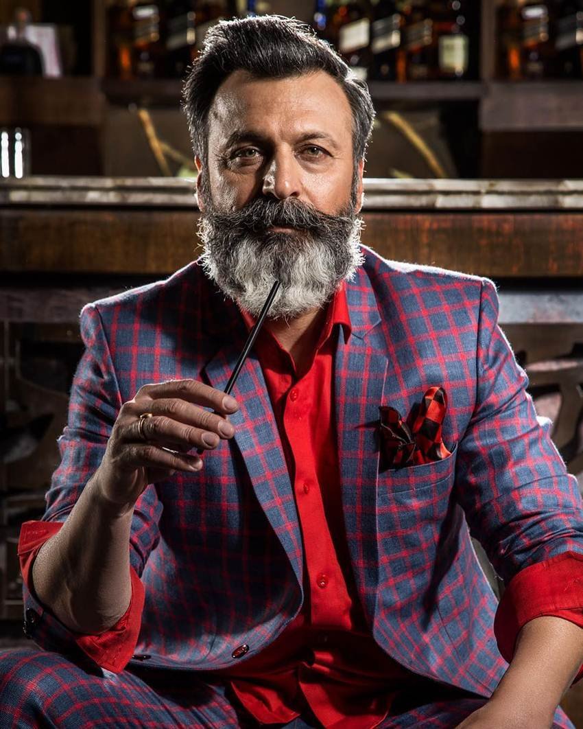 नितिन जब सेना में थे तब वह क्लीन शेव रहते थे लेकिन अब वह फैशनेबल बियर्ड में नजर आते हैं।