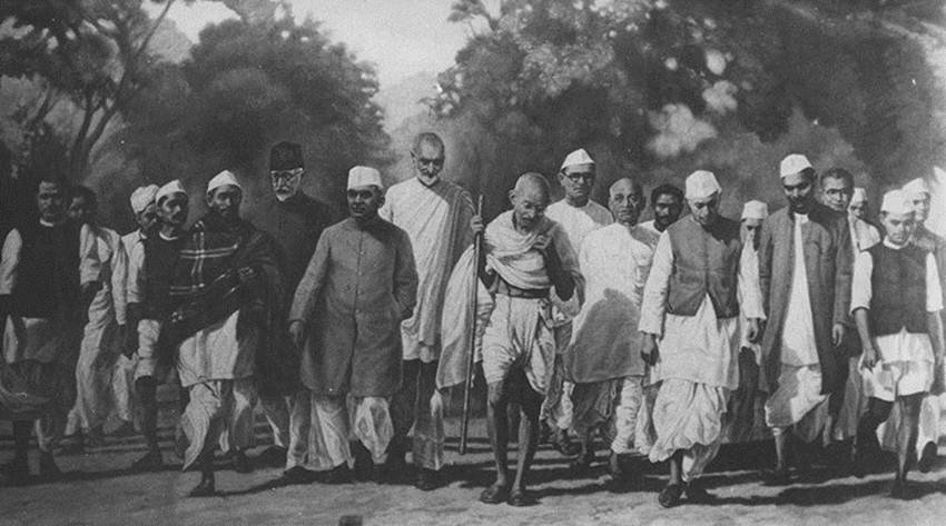 गांधी जी अपने दिन की शुरुआत गुनगुने पानी में नींबू और शहद के साथ करते थे। बापू सुबह-शाम गुनगुने पानी में नींबू और शहद डालकर पीते थे। उनका मानना था कि इससे पूरे दिन शरीर में ऊर्जा बनी रहती है।