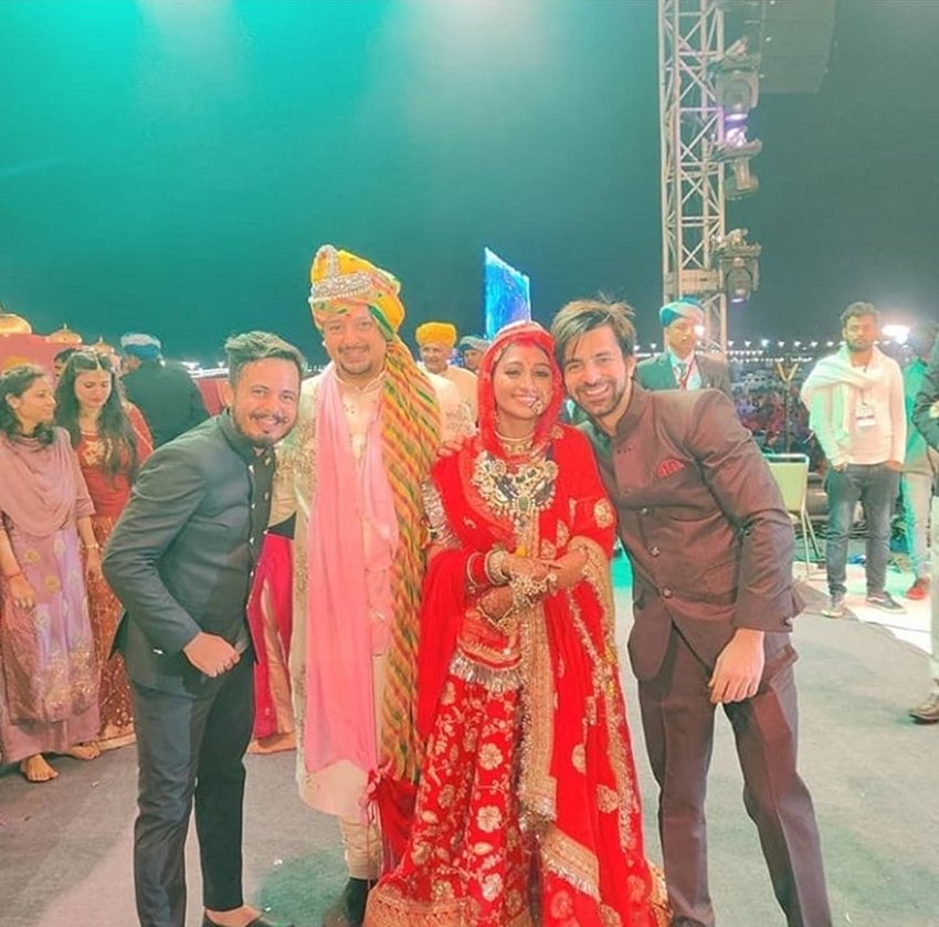मोहिना और सुयश की जोड़ी काफी सुंदर लग रही है।