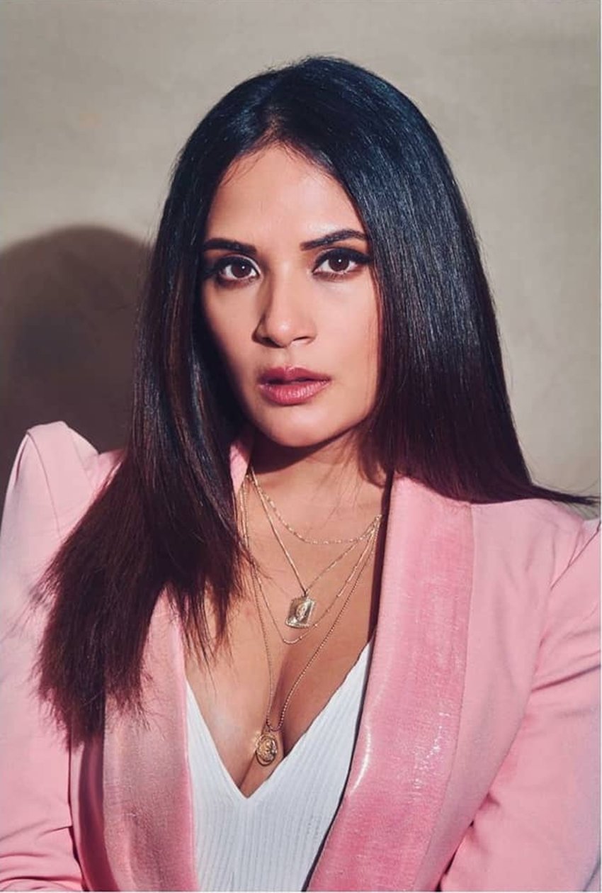 कास्टिंग काउच को लेकर पिछले कुछ महीनों में एक के बाद एक कई अभिनेत्रियों ने हैरान कर देने वाली आपबीती सुनाई है। अब इस लिस्ट में एक नाम और जुड़ गया है। ये नाम है बॉलीवुड एक्ट्रेस रिचा चड्ढा (Richa Chadda) का। गैंग्स ऑफ वासेपुर में सरदार खान की पत्नी का किरदार निभा लोगों के बीच मशहूर हो चुकीं रिचा चड्ढा ने एक इंटरव्यू में बताया है कि कैसे उन्हें कास्ट‍िंग काउच (Casting Couch) का सामना करना पड़ा था। रिचा चड्ढा ने बताया है कि वह कई बार लोगों के इशारे समझ नहीं पाती थीं, क्योंकि उस समय वह बहुत यंग थीं और समझ भी थोड़ी कम थी। (All Pics: Richa Chaddha Instagram)
