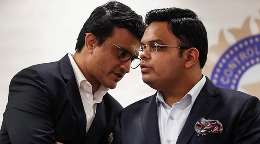 प्रेस कॉन्फ्रेंस के दौरान सौरव जय़ शाह के कान में कुछ फुसफुसाते भी दिखे। (फोटो: Reuters)