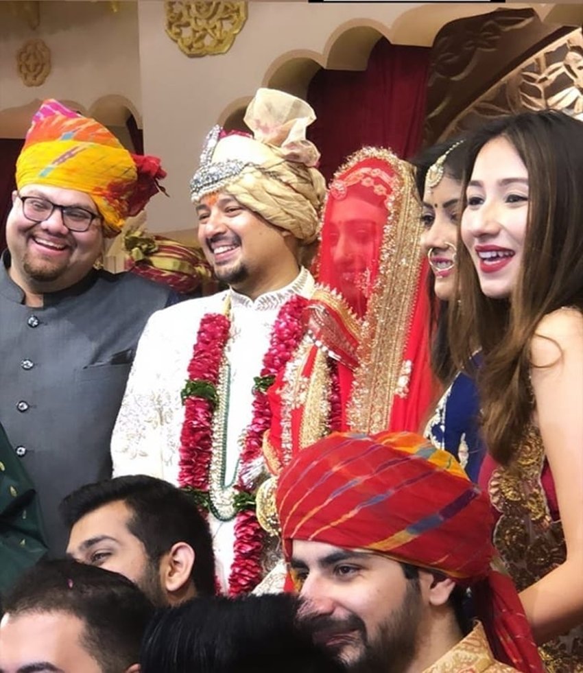 शादी की तमाम तस्वीरों में मोहिना घूंघट में दिख रही हैं।