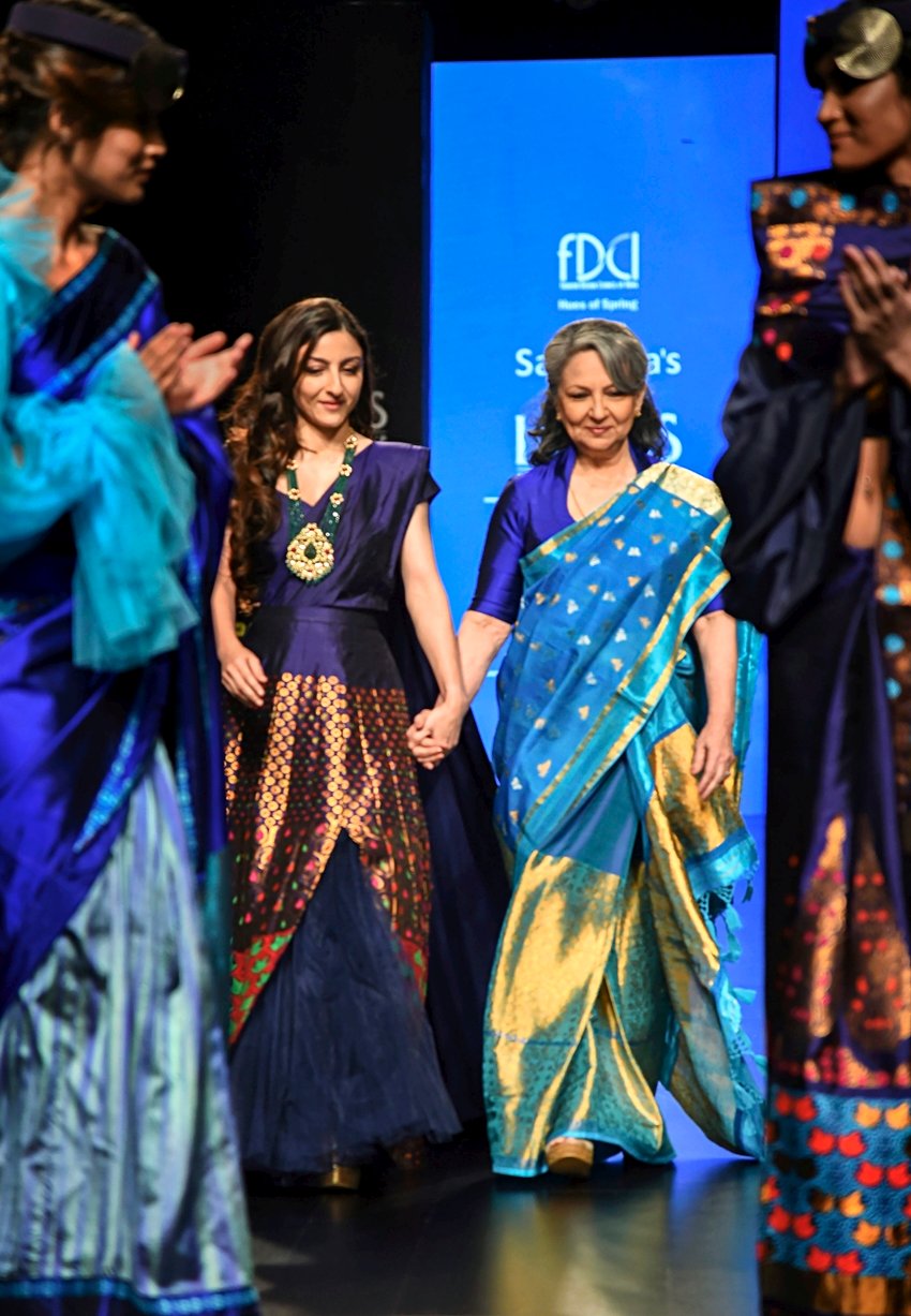 लोटस फैशन वीक 2 के इस इवेंट में मां-बेटी की यह जोड़ी शो स्टॉपर रही। संजुक्ता दत्ता के कपड़ों में दोनों बेहद खूबसरूत लग रही थीं।