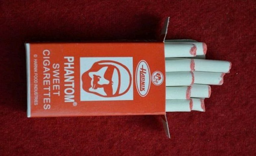 Phantom Sweet cigarettes: सिगरेट की तरह दिखने वाली इस कैंडी के चक्कर में कई बच्चों की पिटाई भी हुई होगी। इस कैंडी के मजे बच्चे सिगरेट के अंदाज में लिया करते थे जो बहुतों के अभिभावकों को कतई पसंद नहीं था।