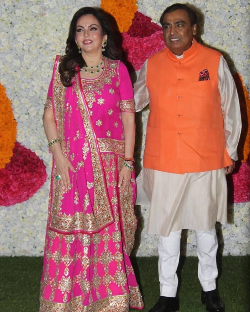 नीता अंबानी ने गुलाबी रंग का लहंगा पहना हुआ था जिसमें वह बेहद खूबसूरत लग रही थीं। वहीं मुकेश अंबानी कुर्ते पायजामे के साथ हाफ जैकेट डाले दिखे।