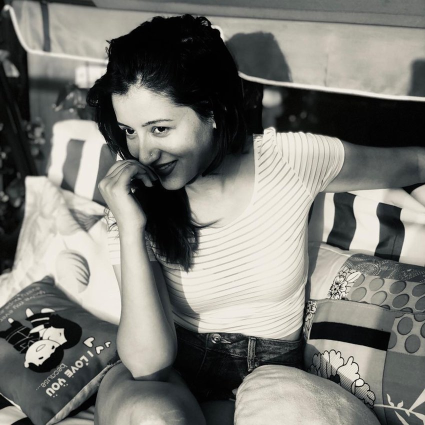 आए दिन उनके ये वीडियोज वायरल भी होते हैं। प्रियंका हूबहू मधुबाला की तरह अदाएं भी दिखाती हैं।