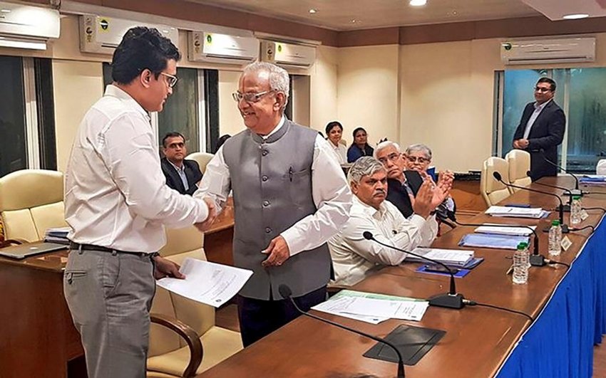 बीसीसीआई अध्यक्ष का पदभार संभालने के बाद बीसीसीआई इलेक्टोरल ऑफिसर एन गोपालस्वामी से हाथ मिलाते हुए सौरव गांगुली। (फोटो: PTI)