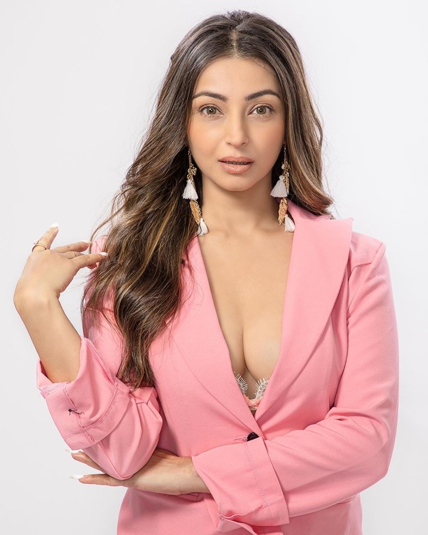 इरा का कहना है कि, 'लोगों को लगता है मैंने सर्जरी से मेकओवर कराया है। लेकिन मैं बता देना चाहती हूं कि आप सिर्फ सर्जरी से ही मेकओवर नहीं कर सकते हैं।'