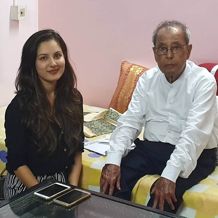 पूजा बैनर्जी ने इस तस्वीर को शेयर करते हुए बताया था कि वह देश के पूर्व राष्ट्रपति और भारत रत्न से सम्मानित प्रणब मुखर्जी को बचपन से जानती हैं और उन्हें आज भी अंकल कह कर संबोधित करती हैं।
