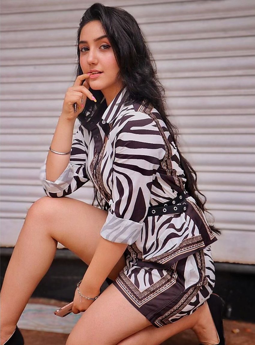 अशनूर एकता कपूर के सुपरहिट शो बड़े अच्छे लगते हैं में मायरा कपूर के रोल में भी नजर आ चुकी हैं।