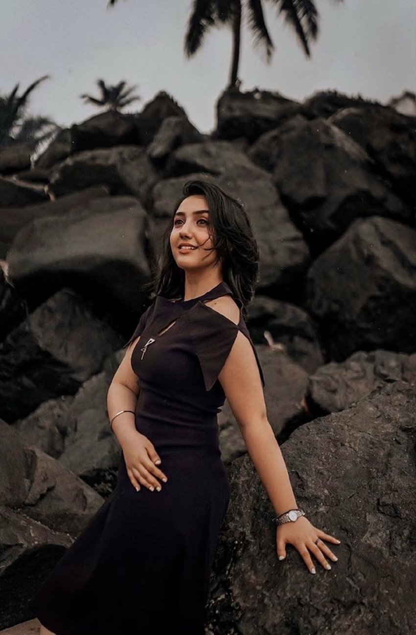 हाल ही में अशनूर अनुराग कश्यप की फिल्म मनमर्जियां में भी नजर आई थीं। इस फिल्म में वह तापसी पन्नू की बहन के किरदार में थीं।