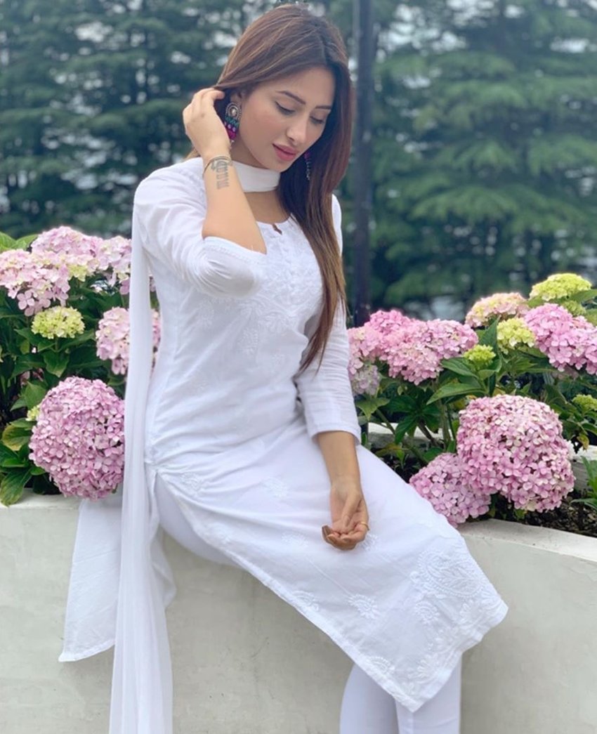 माहिरा ने ये भी कहा कि, 'मैं ऑन एयर बिकिनी पहनने में कंफर्टेबल नहीं हूं। मेरी फैमिली में भी इसकी इजाजत नहीं है। यहां तक की क्लीवेज दिखाना भी मेरे लिए बहुत बड़ी बात है।'