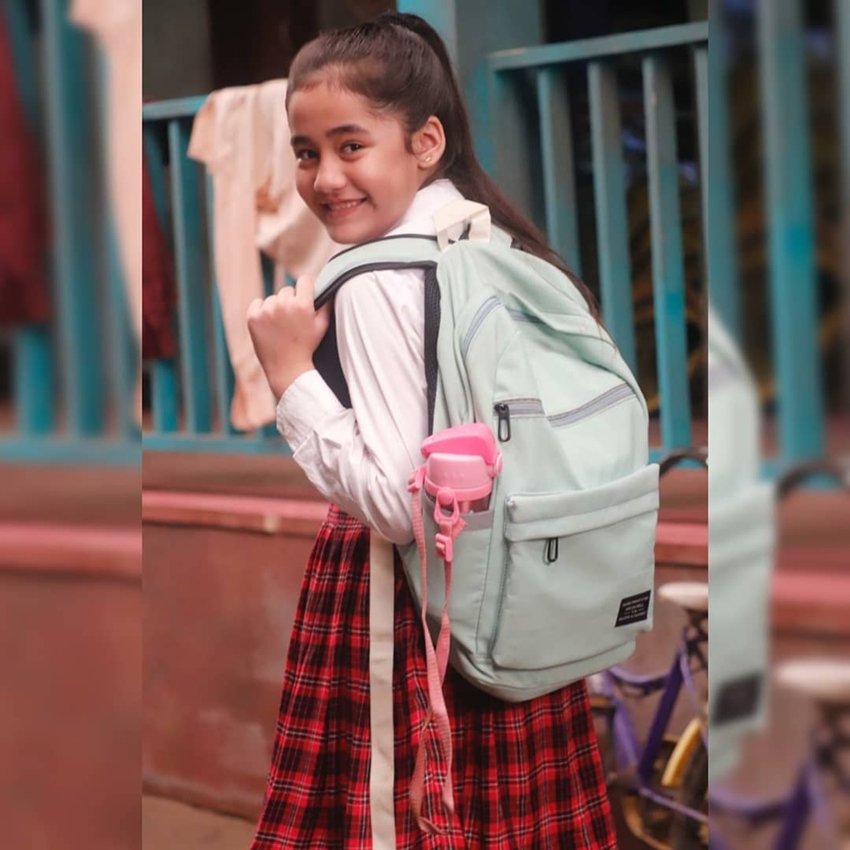 मूल रूप से आकृति दिल्ली की रहने वाली हैं लेकिन शो के चलते वह अपनी मां के साथ मुंबई में किराए के मकान में रहती हैं।