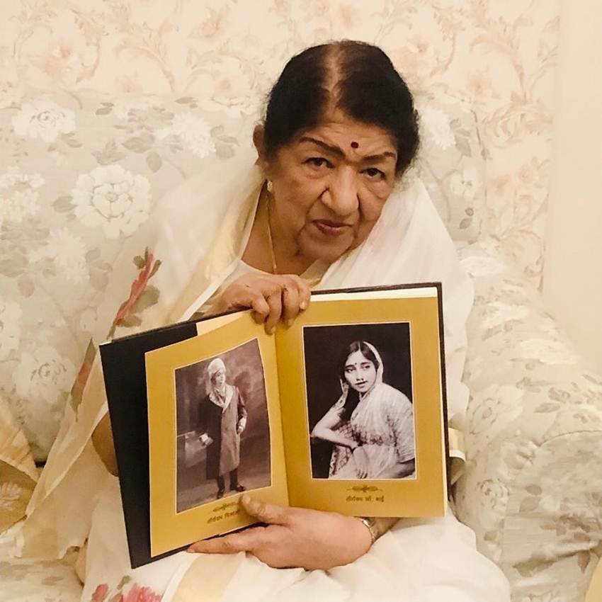 बॉलीवुड की स्वर कोकिला भारत रत्न से सम्मानित सुर साम्राज्ञी लता मंगेशकर ने इंस्टाग्राम पर एंट्री मार ली है। 30 सितंबर को लता मंगेशकर ने सोशल मीडिया के इस प्लेटफॉर्म पर शिरकत की। लता ट्विटर और फेसबुक पर पहले से हैं। ट्विटर पर तो वह काफी एक्टिव भी रहती हैं। इंस्टाग्राम पर एंट्री के साथ ही उन्होंने अपनी एक तस्वीर शेयर की जिसमें वह अपनी बहन मीना खाडीकर द्वारा उनपर लिखी गई किताब दीदी और मैं को हाथ में लिए हुए दिखीं। इंस्टा पर एंट्री के साथ ही महज चंद घंटों के भीतर ही लता मंगेशकर के करीब 60 हजार फॉलोअर्स हो गए। हालांकि लता ने सिर्फ 5 लोगों को फॉलो किया है। आइए डालते हैं उन लोगों पर नजर जिन्हें लता मंगेशकर ने इंस्टाग्राम पर किया है फॉलो। (Photo: Lata Mangeshkar instagram)