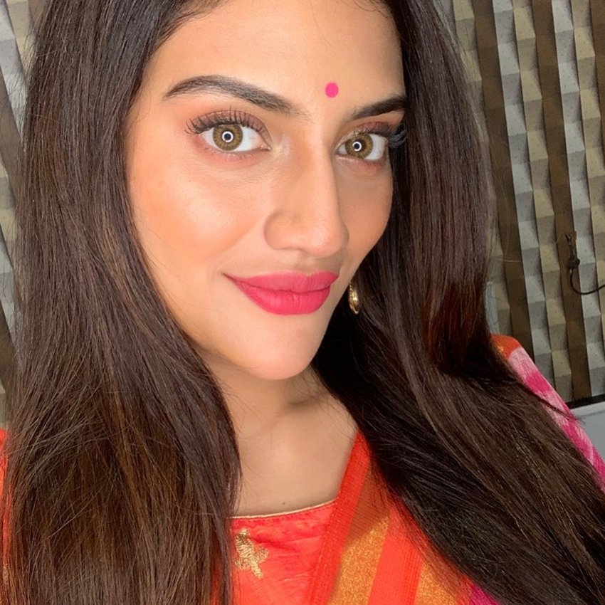 नवरात्रि के चौथे दिन नुसरत जहां ने अपने लिए इस ऑरेंज औऱ पिंक कलर की साड़ी को चुना। इस तस्वीर को शेयर करते हुए नुसरत जहां ने लिखा कि ये मेरा चतुर्थी लुक है।
