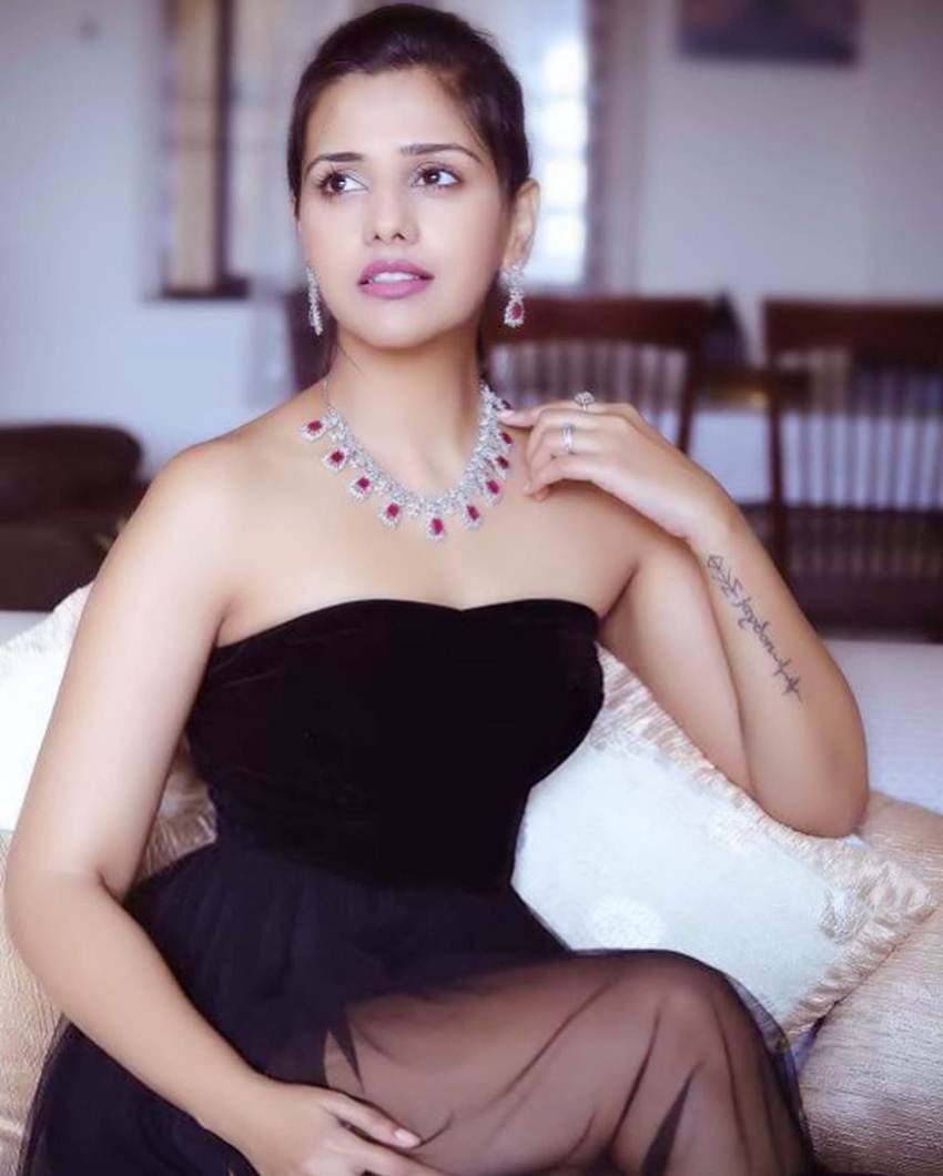 दलजीत कौर का उनके पति के साथ तलाक हो चुका है और वह अपने बेटे के साथ रहती हैं।