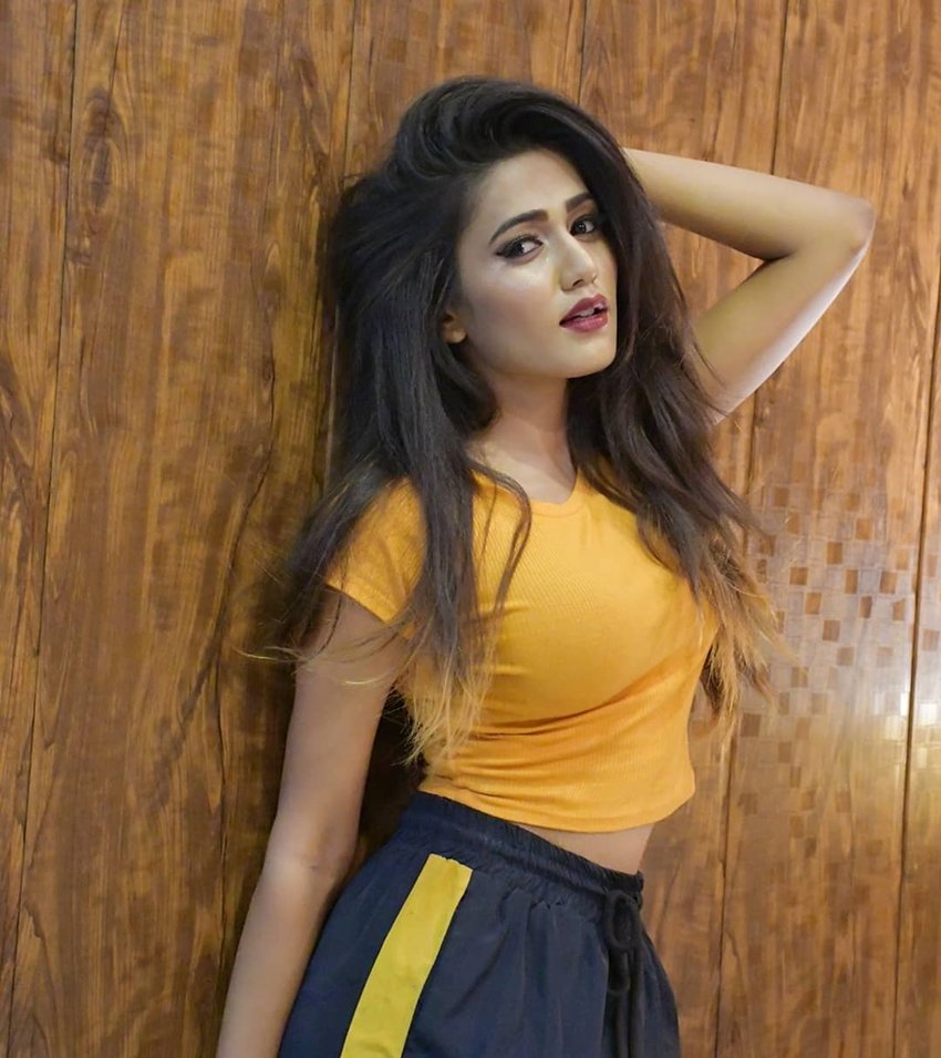 उनके फॉलोअर्स उनकी स्माइल के दीवाने हैं। इस बात का अंदाजा उनके वीडियोज के कमेंट पढ़ कर आसानी से लगाया जा सकता है।