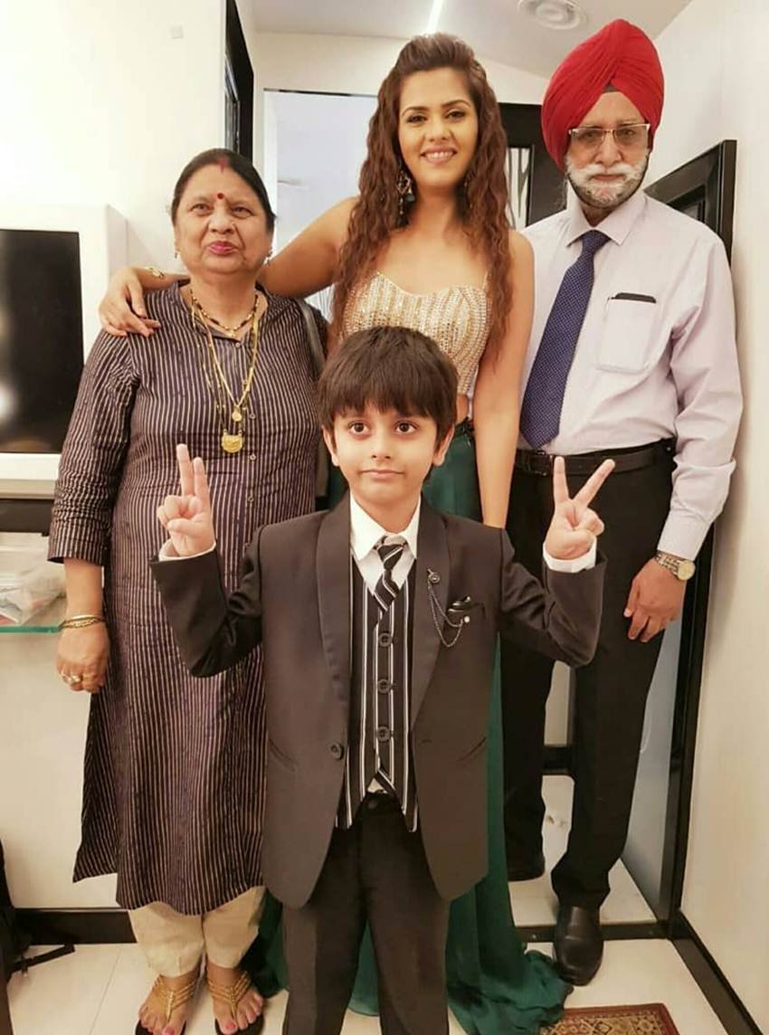 हालांकि इस बार शो में एंट्री के वक्त उन्होंने बताया था कि उनके बेटे और परिवार के सब लोगों द्वारा हिम्मत बढ़ाने के बाद वो इस शो का हिस्सा बन पाई हैं।