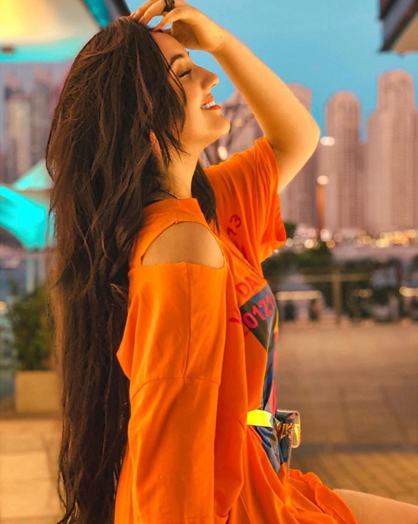 अशनूर एक्टिंग के साथ ही पढ़ाई पर भी फोकस कर रही हैं। इसी साल उन्होंने हाई स्कूल की परीक्षा 93 प्रतिशत अंकों के साथ पास की है।