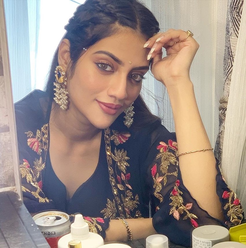 इस तस्वीर को शेयर करते हुए टीएमसी सांसद ने लिखा- शुभो महा षष्ठी। नीचे देखें नुसरत जहां की कुछ पुरानी तस्वीरें