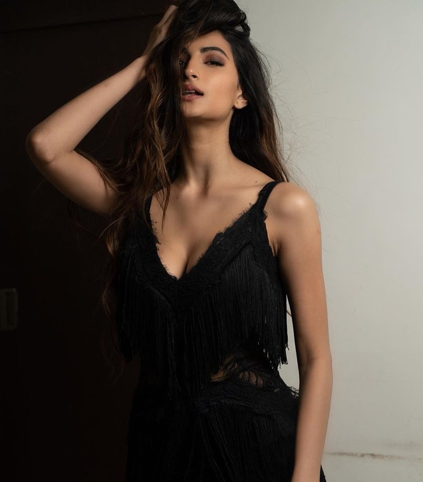 कुछ साल पहले श्वेता ने अपने को-एक्टर अभिनव कोहली संग शादी रचाई थी। अभिनव से श्वेता को एक बेटा है।