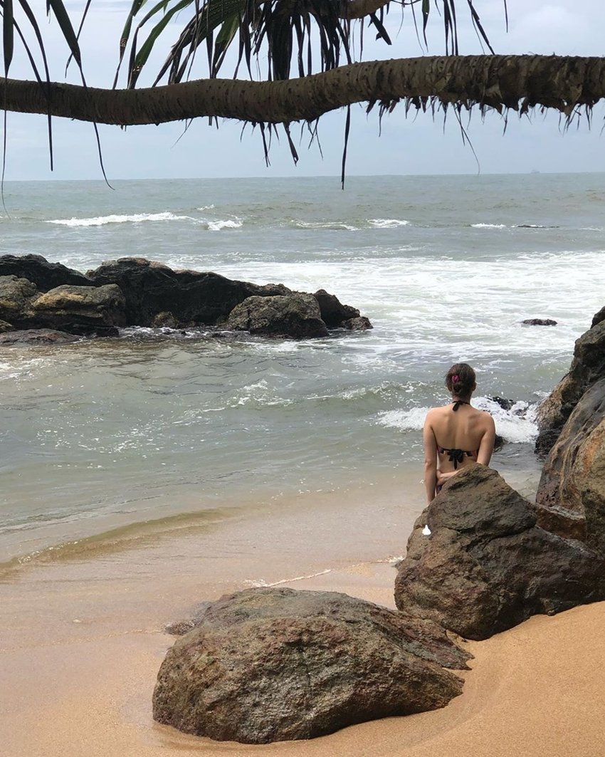 बॉलीवुड एक्ट्रेस सारा अली खान (Sara Ali Khan) इन दिनों अपनी तस्वीरों को लेकर चर्चा में हैं। ये तस्वीरें उन्होंने अपने इंस्टाग्राम अकाउंट से शेयर की हैं। तस्वीरों में सारा बिकिनी में नजर आ रही हैं। ये तस्वीरें उनके श्रीलंका हॉलीडे की हैं। बता दें कि इन दिनों सारा श्रीलंका में छुट्टियां एंजॉय कर रही हैं। वहीं से उन्होंने अपनी ये तस्वीरें शेयर की हैं। ये तस्वीरें सोशल मीडिया में वायरल हो रही हैं। चंद घंटों में ही इन फोटोज पर लाखों में लाइक्स और सैकड़ों कमेंट्स आ चुके हैं। (All Pics: Sara Ali Khan Instagram)
