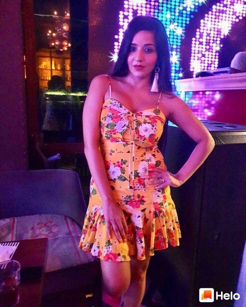 मोनालिसा की इन तस्वीरों पर फैंस सुपरहॉट जैसे कमेंट्स कर रहे हैं।