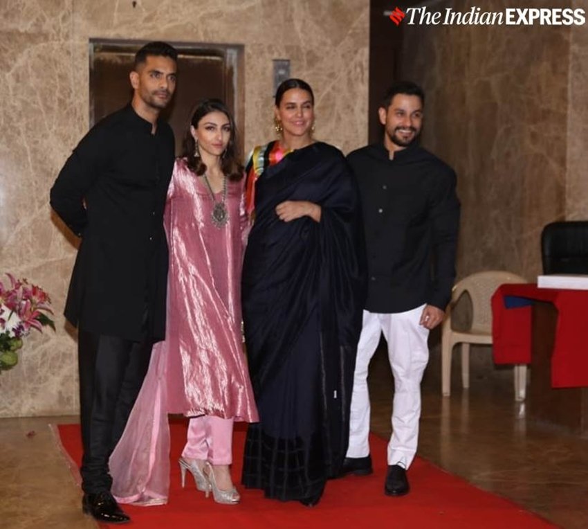 अंगद बेदी, सोहा अली खान, नेहा धूपिया और कुणाल खेमू एक साथ फोटोग्राफर्स को पोज देते दिखे। (Photo: Varinder Chawla)