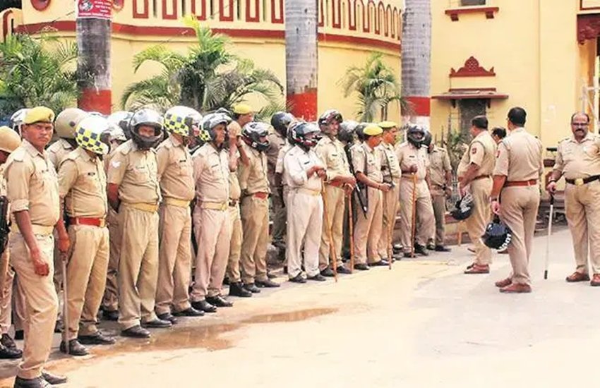 BHU कैंपस में बुधवार को पुलिस तैनात रही। फोटो सोर्स: इंडियन एक्सप्रेस