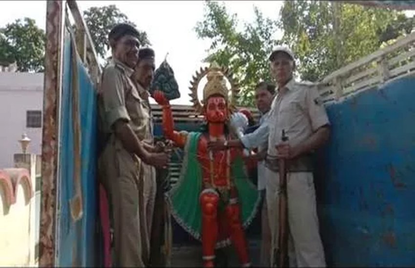 मामला शांत करने के मकसद से हनुमान जी की मूर्ति थाने ले गई पुलिस। फोटो सोर्स: सोशल मीडिया