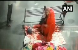 VIDEO: मां के सामने दुपट्टा डाल बेटे को महिला ने कर लिया किडनैप, फुटेज देख रह जाएंगे दंग