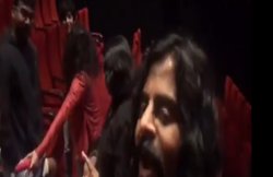 राष्ट्रगान पर नहीं खड़ा हुआ परिवार, सिनेमाहॉल में मौजूद लोग करने लगे बदसलूकी, वीडियो आया सामने