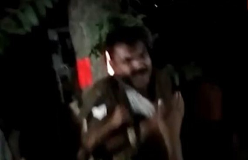 VIDEO: अपराधियों को पकड़ने गई यूपी पुलिस हो गई हिंसा का शिकार, गांववालों ने बंधक बनाकर पीटा