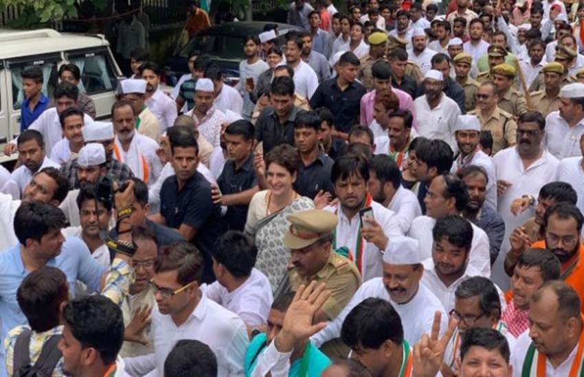 2 अक्टूबर को प्रियंका गांधी के नेतृत्व में कांग्रेस ने लखनऊ की सड़क पर मौन पदयात्रा निकाली थी। (फोटो क्रेडिट/ यूपी कांग्रेस ईस्ट ट्विटर हैंडल) 2 अक्टूबर को प्रियंका गांधी के नेतृत्व में कांग्रेस ने लखनऊ की सड़क पर मौन पदयात्रा निकाली थी। (फोटो क्रेडिट/ यूपी कांग्रेस ईस्ट ट्विटर हैंडल)